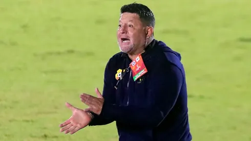 Jafet Soto muy molesto con uno de sus jugadores.