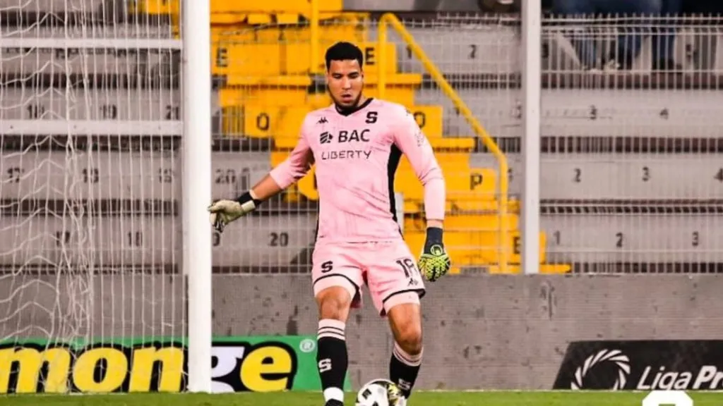 Esteban Alvarado  quiere seguir en Saprissa.