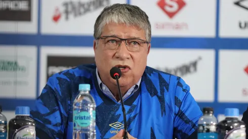 El Bolillo Gómez con varias sorpresas en su primera convocatoria de El Salvador