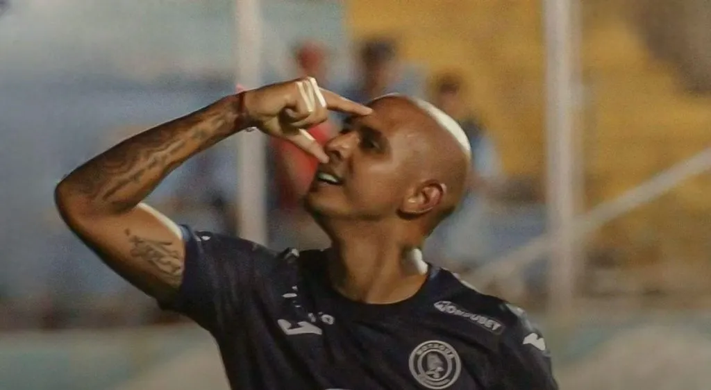 Diego Ledesma celebra en honor a su hermano haciendo alusión a su enorme nariz. (Foto: LNFP Honduras)