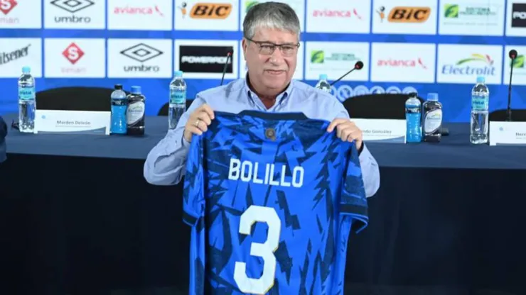 Se acabó la paz: Bolillo Gómez recibe su primer ataque como entrenador de El Salvador.
