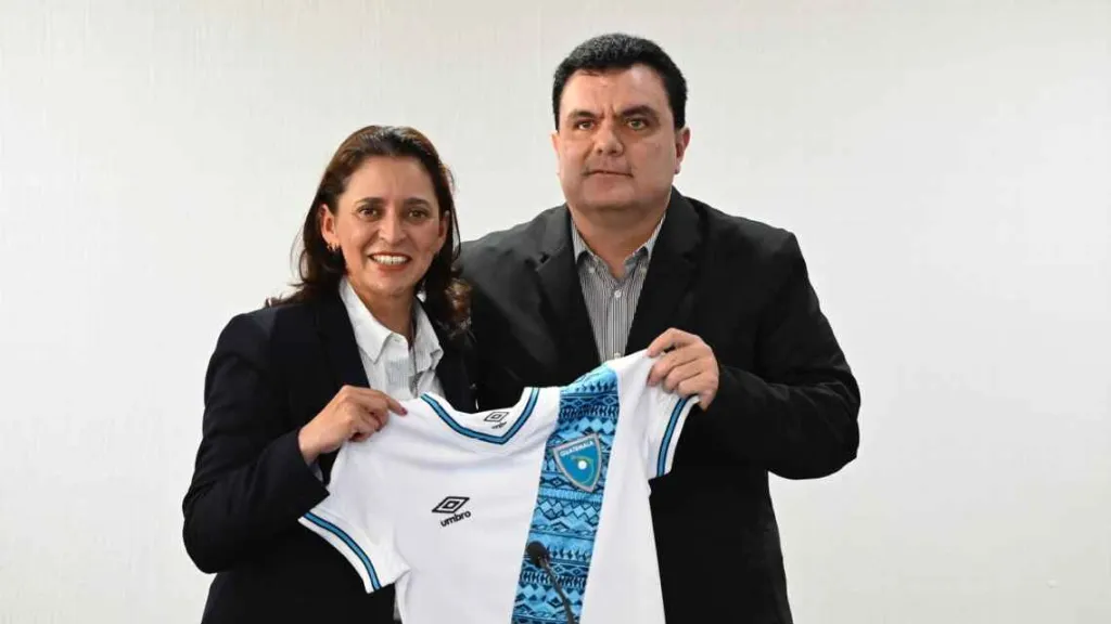 Karla Maya junto al presidente Gerardo Paiz. (Foto: ESPN)