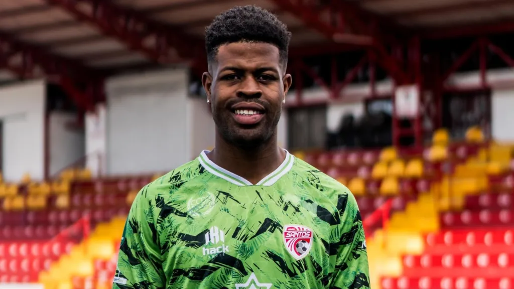Manjrekar James llegó a Santos cedido por seis meses, tras extender su contrato con Alajuelense hasta junio de 2026. (Foto: ADS)