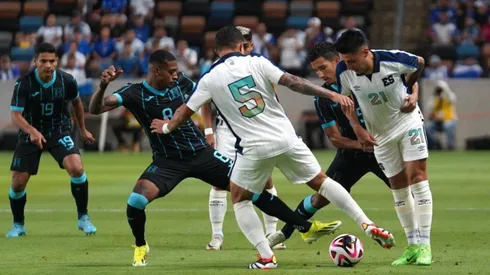 Bolillo Gómez se frota las manos: El Salvador podría robarle una joven promesa a Honduras.