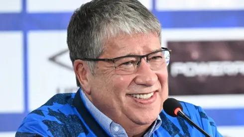 El técnico colombiano sonríe ante la gran noticia.