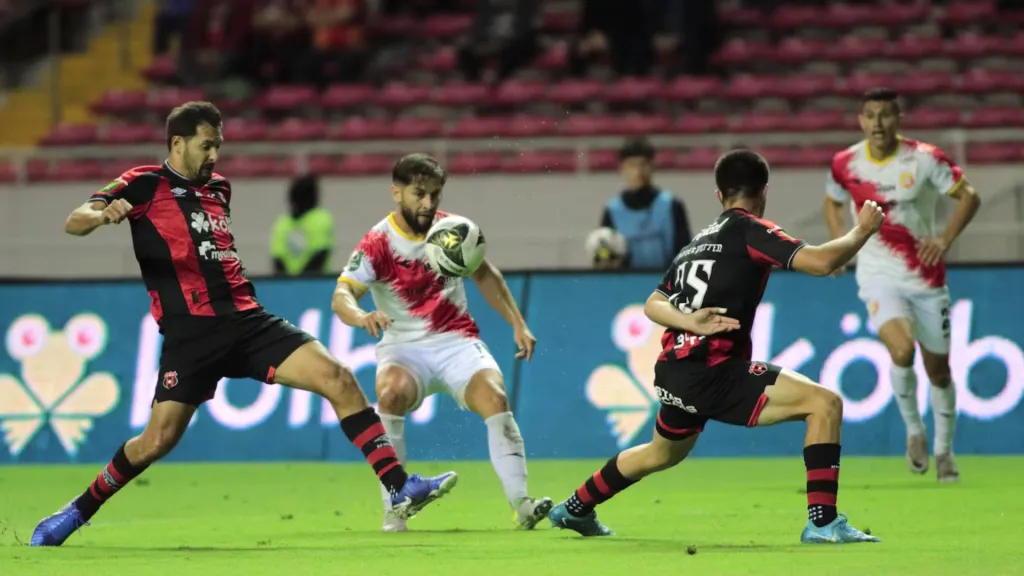 Celso Borges y Santiago van der Putten intentan bloquear el envío de Elías Aguilar. (Foto: Rafael Pacheco Granados / La Teja)