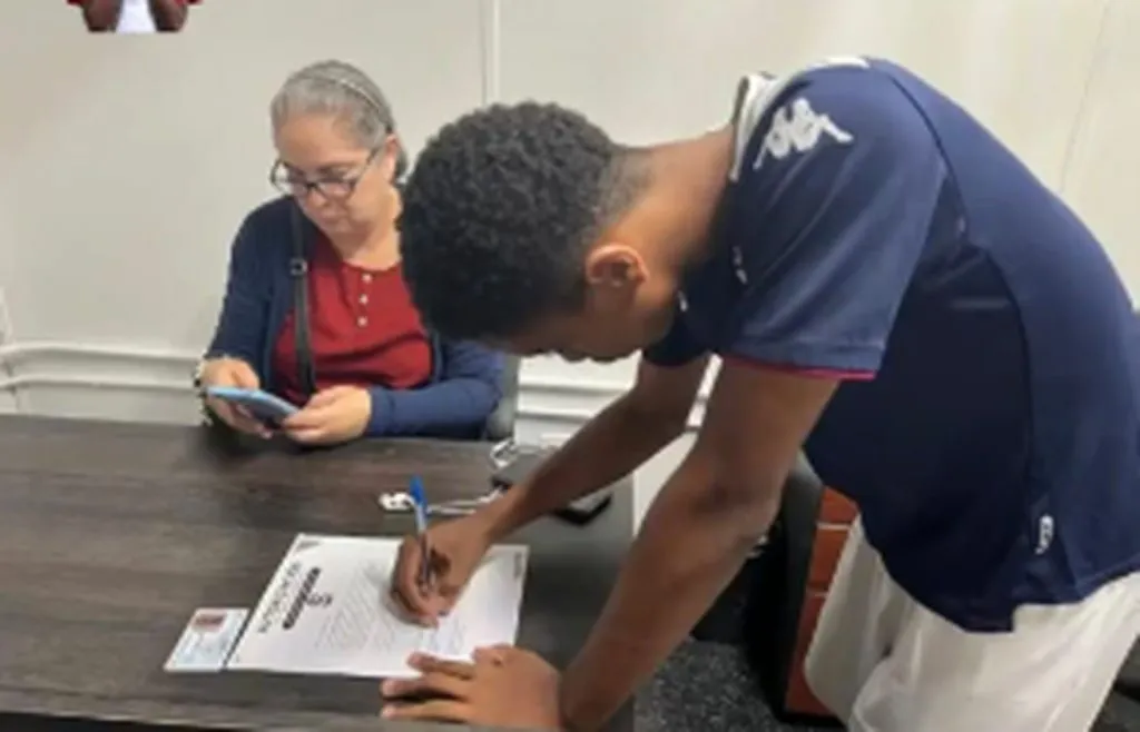 Maykel McDonald firmando hace 2 años con Saprissa