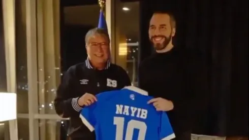Nayib Bukele se lo dijo cara a cara: Bolillo Gómez recibe un inesperado mensaje camino al Mundial.