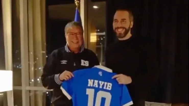 Nayib Bukele se lo dijo cara a cara: Bolillo Gómez recibe un inesperado mensaje camino al Mundial.