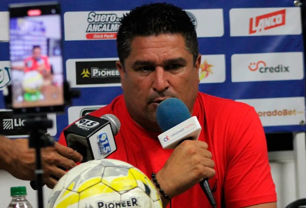 Cristian Oviedo no bajará los brazos hasta regresar a Alajuelense.