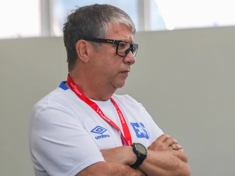 Bolillo Gómez recibe una mala noticia que complica en El Salvador