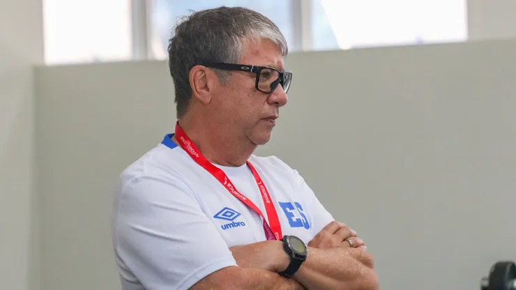 Bolillo Gómez recibe una mala noticia que complica en El Salvador