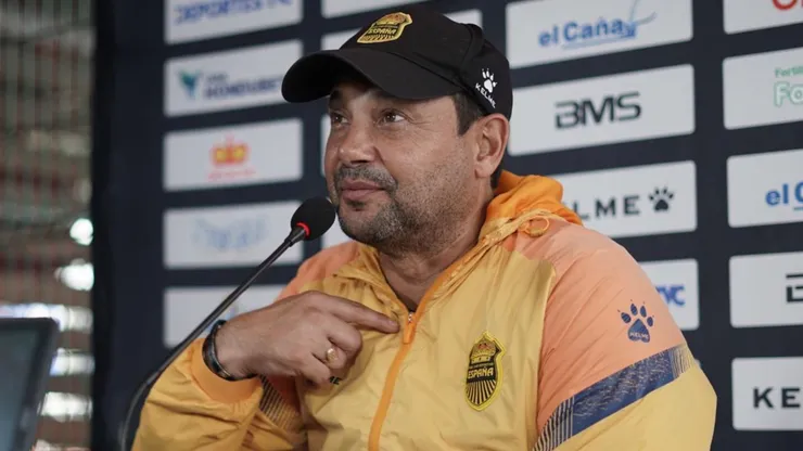 Real España ha mostrado su postura con el entrenador Jeaustin Campos.