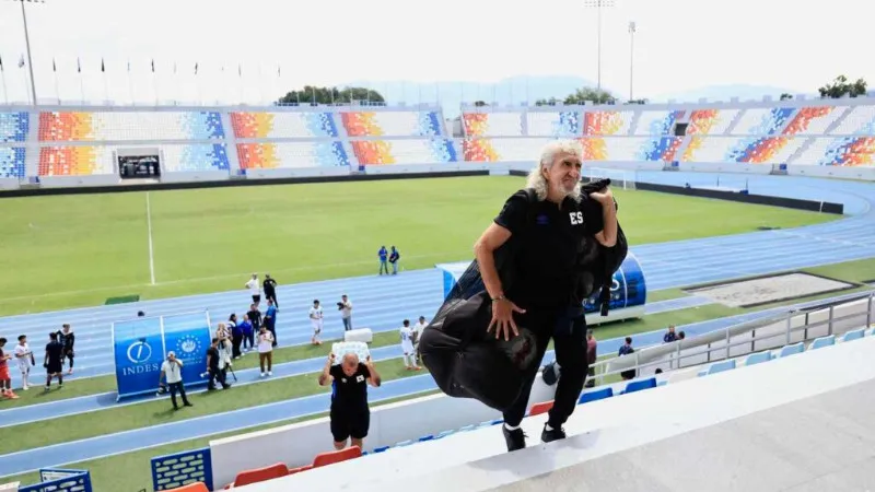 Mágico González hizo las veces de utilero y colaboró con la carga de elementos de entrenamiento.