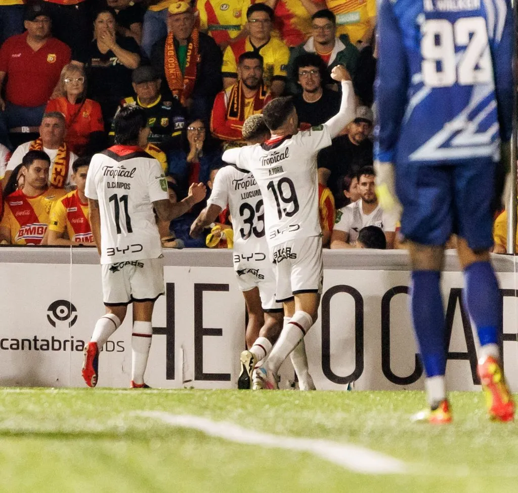 Alajuelense también les propinó un golpe a los rojiamarillos (LDA).