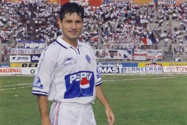 Olimpia en 2001 clasificó al Mundial de Clubes de la FIFA. Pineda Chacón utilizaba el dorsal 10.
