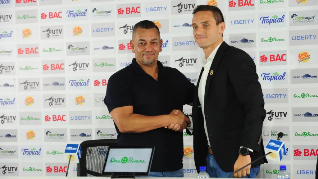 Juan Carlos Rojas se acordó de José Giacone antes del partido contra Liberia. (Fotos: Marvin Caravaca)