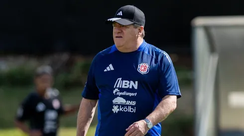 Los problemas que tuvo el Piojo para armar la lista de Costa Rica