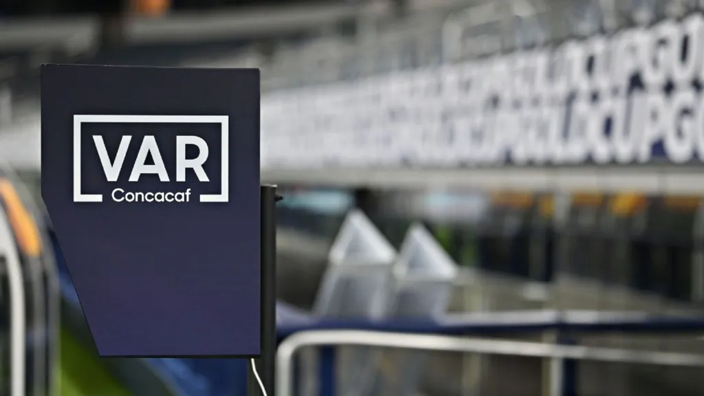 El FVS requiere menos cámaras que el VAR tradicional y, aunque no se han definido los detalles reglamentarios en el caso de Guatemala, contempla la posibilidad de que los técnicos pidan la revisión de al menos dos jugadas polémicas por partido. (Foto: Imago7)