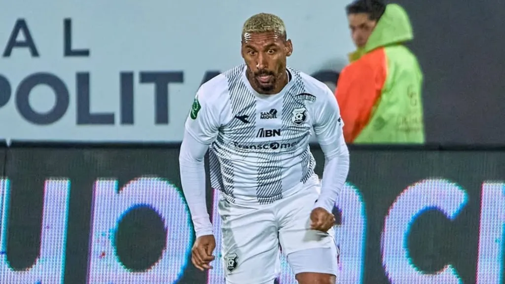 Marcel Hernández sumergido en otro problema.