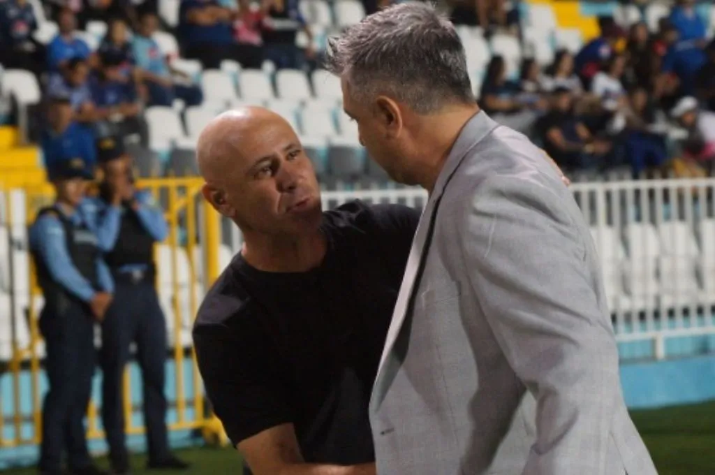 Diego Vázquez no cuenta con el problema que Espinel si en Olimpia.