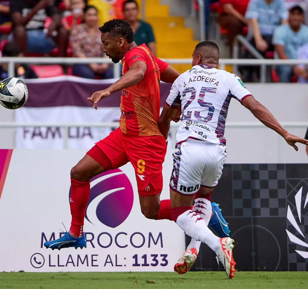 Marcel Hernández en acción contra Saprissa el pasado 7 de julio, durante la Supercopa de Costa Rica. (Foto: La Nación)