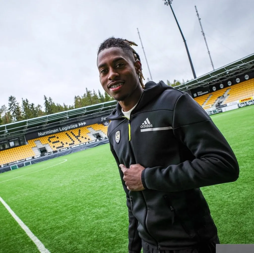 Alenis Vargas ya posó con la indumentaria de su nuevo club.