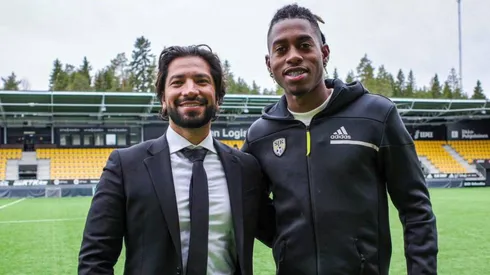 Alenis Vargas junto a su representante Daniel Solis en la presentación del hondureño.