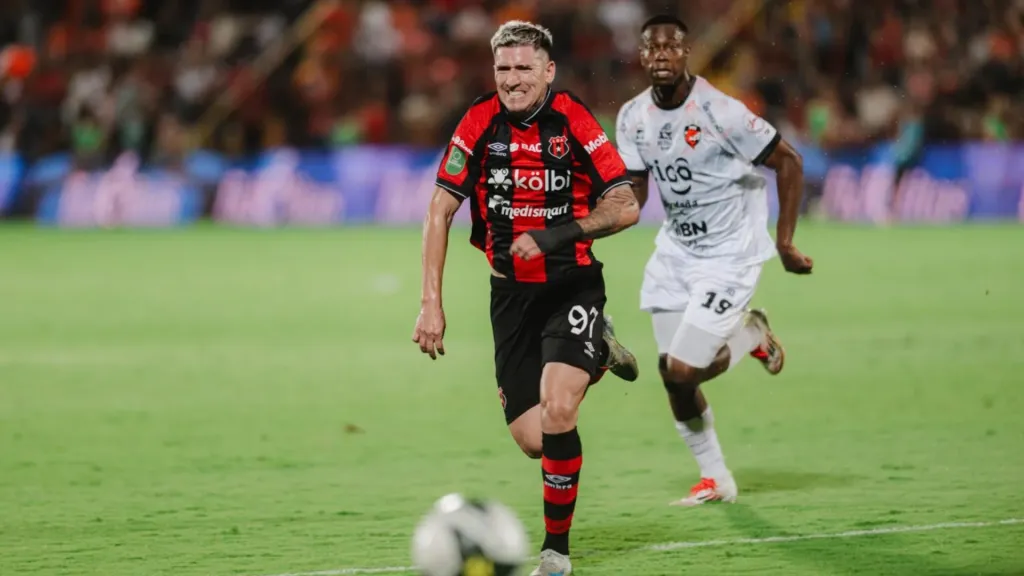 El pasado 28 de febrero, Puntarenas rescató un 0-0 ante Alajuelense en el Morera Soto gracias a la sublima actuación de Leonel Moreira. (Foto: El Mundo CR)