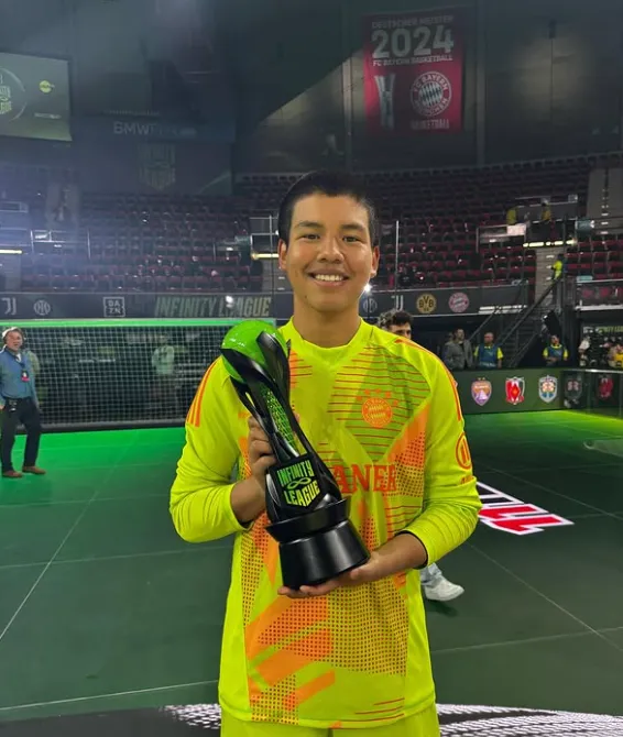 Rogelio Barrera con el trofeo de la Infinity League.