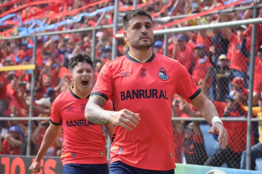 Ramiro Rocca con la camisola de Municipal. Foto: Prensa Municipal