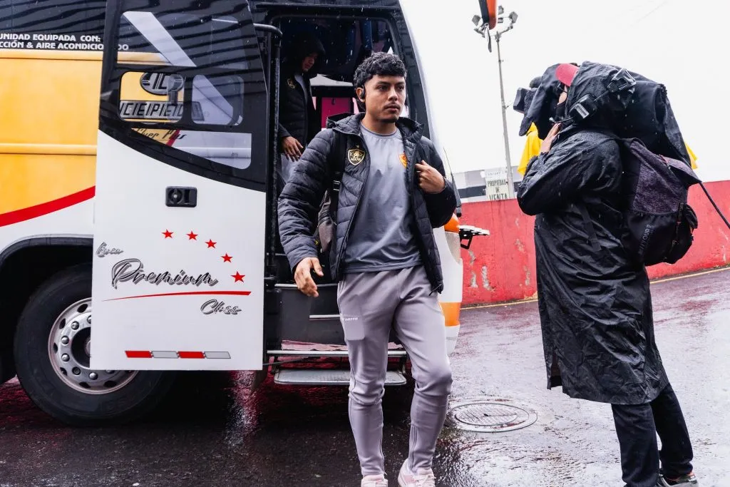 Joshua Canales en camino al que podría ser su debut en Ecuador (Foto: S.D. Aucas Oficial)