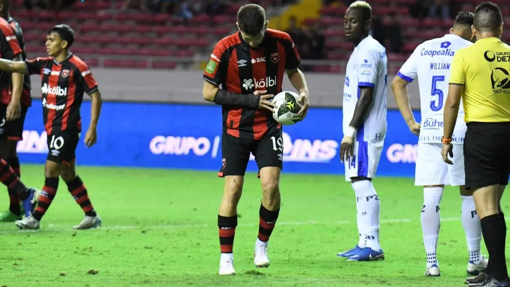 Alajuelense necesita ganar para acercarse a Puntarenas.