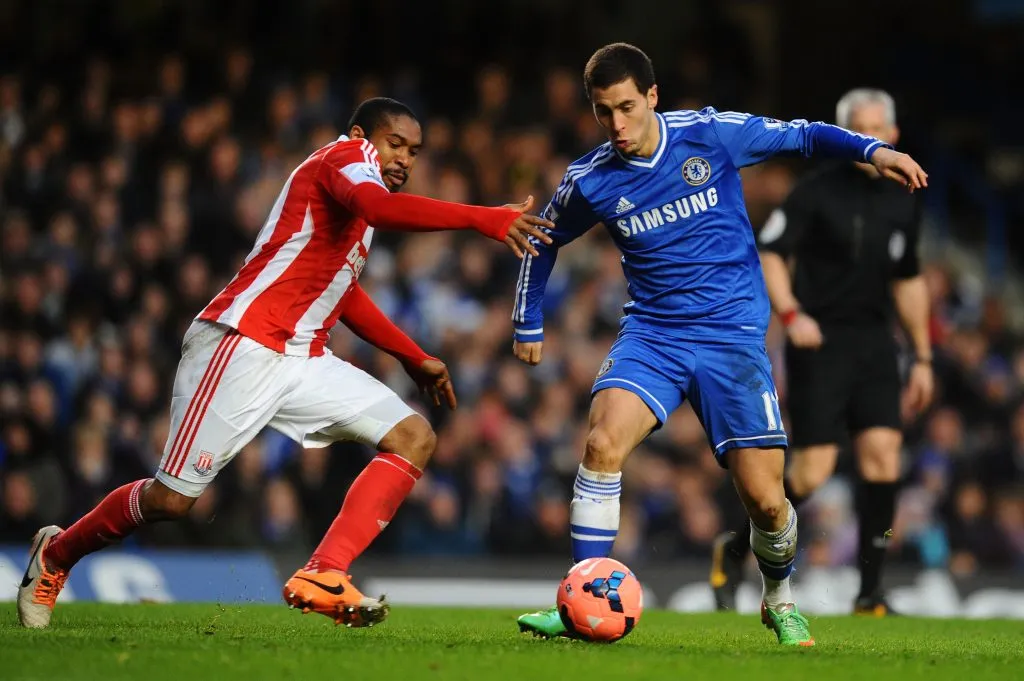 Wilson Palacios fue uno de los mejore mediocampistas en la historia de Honduras, jugó en 5 equipos de la Premier League. En la imagen sus días en Stoke City marcando a Eden Hazard.  (Foto: Getty Images)