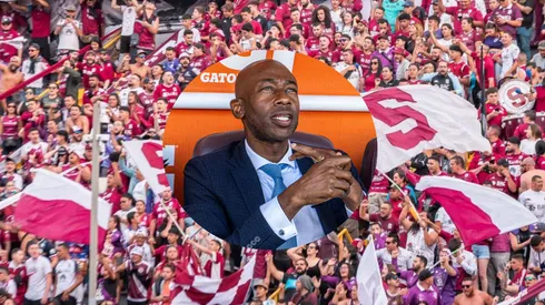 Wanchope se planta ante la afición.