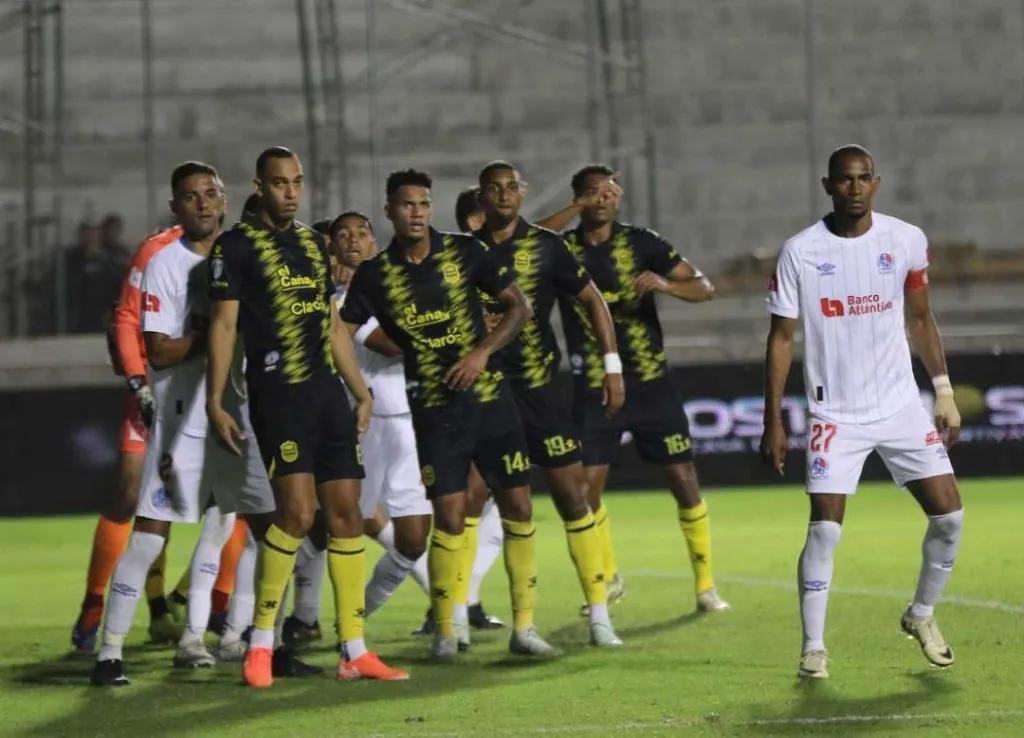 Olimpia y Real España empataron 1-1 en un entretenido clásico.