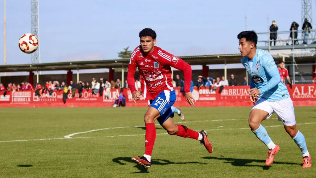 El imponente volante de 1,88 metros de altura llamó la atención en España. (Foto: SD Tarazona / X)