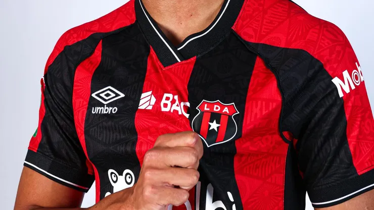 De Alajuelense a un rival directo: Guimaraes lo relegó y ya tiene ofertas