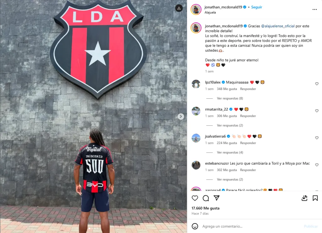 Jonathan McDonald con la camiseta que le obsequió Alajuelense. (Instagram)