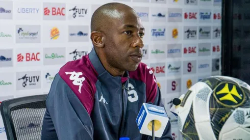 El técnico morado le habló a sus jugadores.