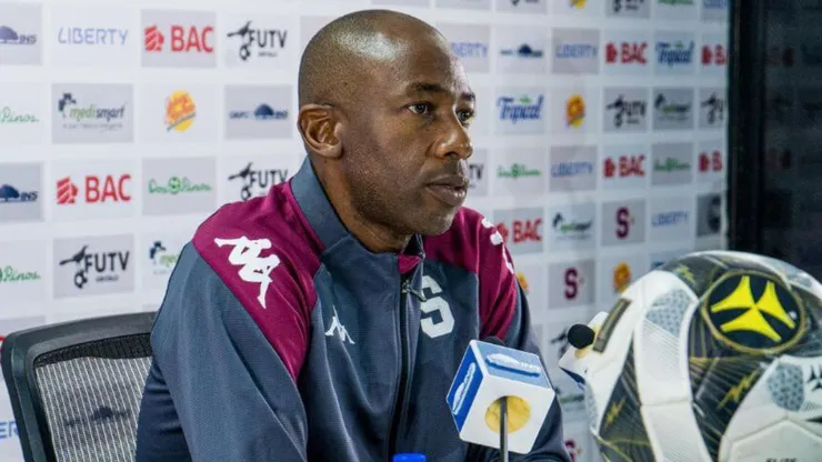 El técnico morado le habló a sus jugadores.
