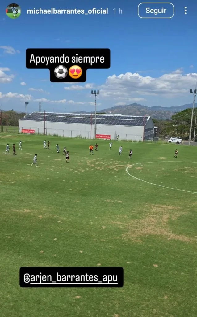 Michael Barrantes apoyando a su hijo en las inferiores de Alajuelense