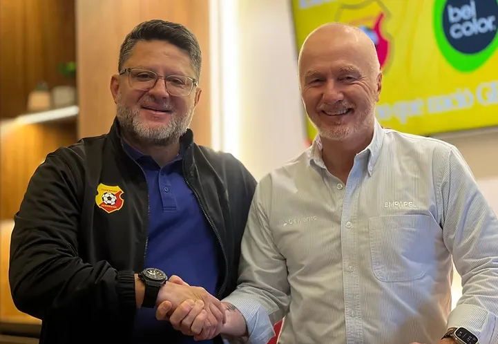 Jafet Soto con el presidente de Belcolor