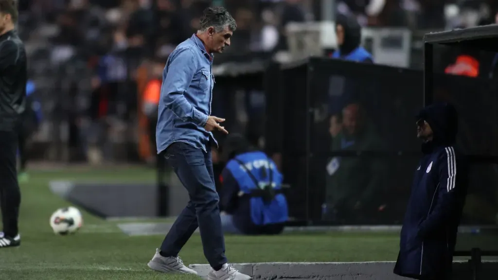 José Luis Mendilibar abandonó la cancha antes que finalizara el primer tiempo.