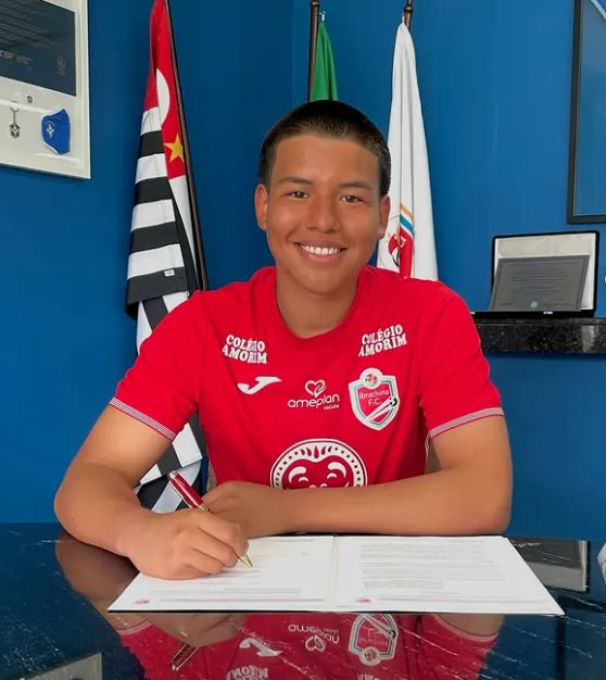 Rogelio Barrera firmando su contrato con el Ibrachina. (Foto: Prensa Ibrachina FC)