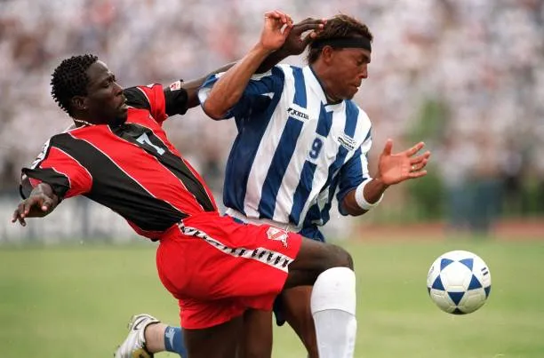 Carlos Pavon de Honduras marcado por Keyeno Thomas en el partido ante Trinidad y Tobago del 7 de Octubre de 2001. (Foto: Getty Images)