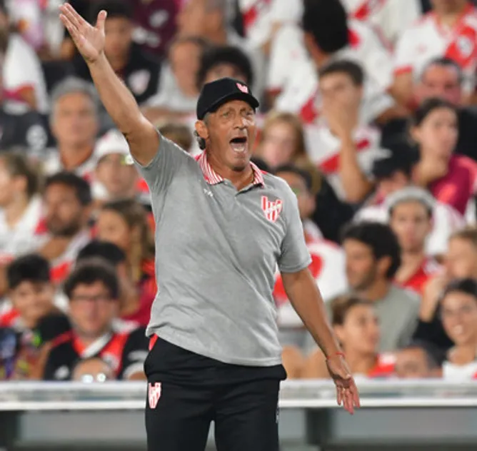 Pedro Troglio no piensa por los momentos en un regreso a Olimpia. (Foto: Diario Olé)