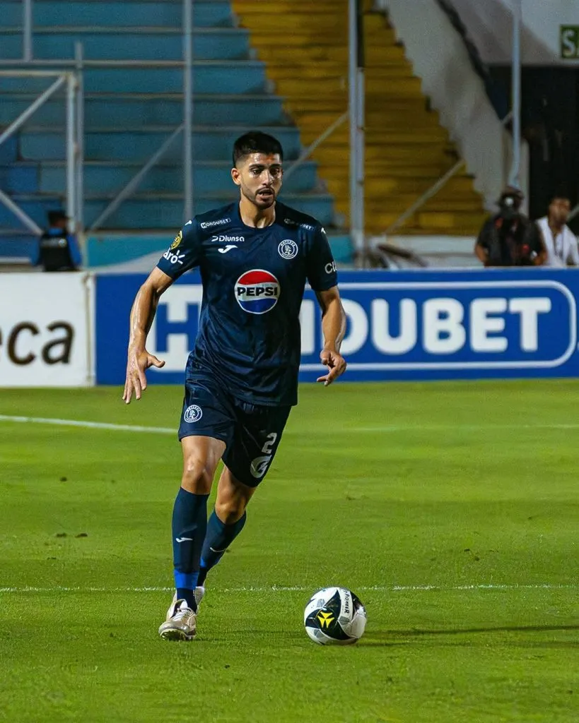 Sebastián Cardozo se ha consolidado como la figura más importante de Motagua en defensa. (Foto: Seba_Cardozo28)