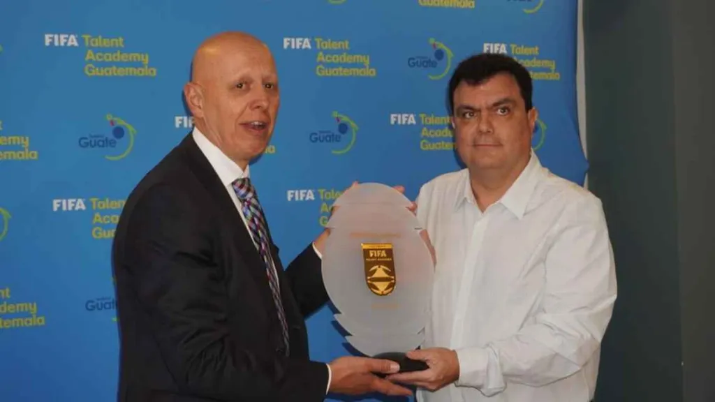 Steven Martens junto a Gerardo Paiz, presidente de la Fedefut. (Foto: ESPN)