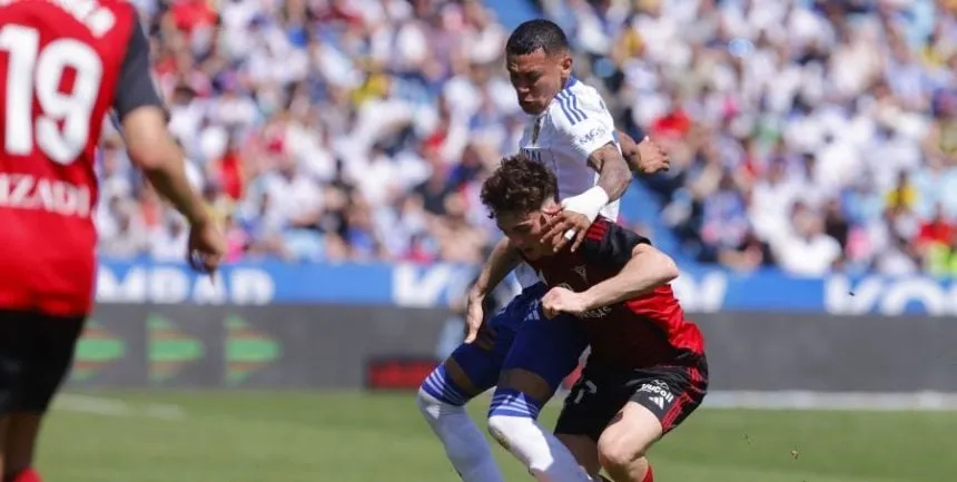 Arriaga es un futbolista que siempre va con todo a luchar los balones.